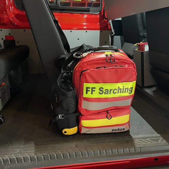 AED und Rucksack im MTW.jpg